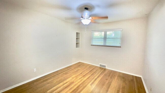 Building Photo - 5209 Walnut Grove Rd