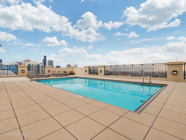 Building Photo - 10 E Delaware Pl