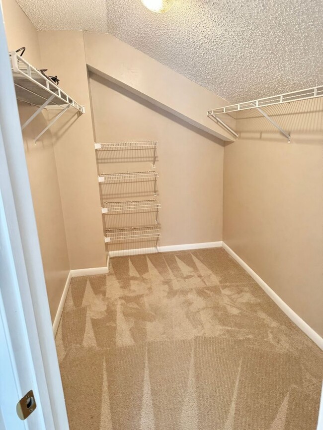 Building Photo - Awesome, 2 story, end unit condo right across from Honey Bee Golf Course in Virginia Beach-