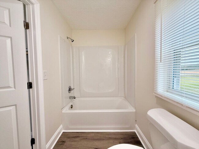 Building Photo - Renovated 1 Bedroom/1 Bathroom Home with C...