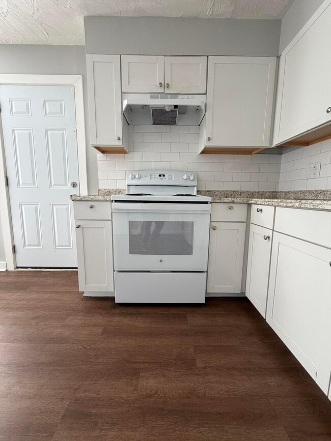 Building Photo - 1975 Dunbar Dr