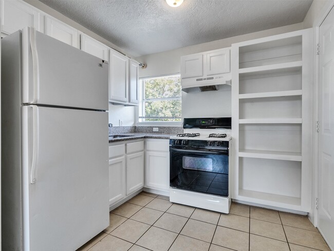 Building Photo - 7622 Pecan Villas Dr