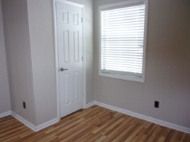 Building Photo - 1823 India Hook Rd