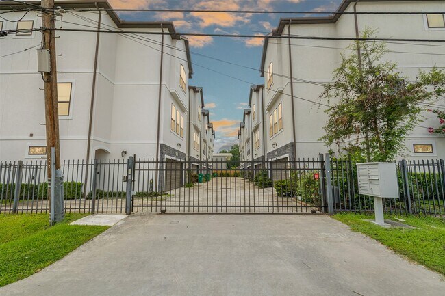 Building Photo - 829 Wakefield Dr