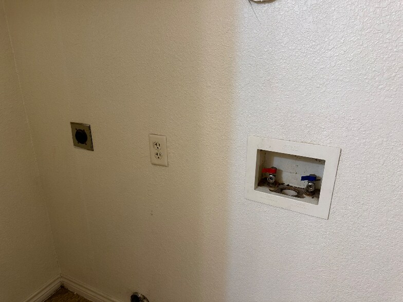 Building Photo - 713 S 9th St