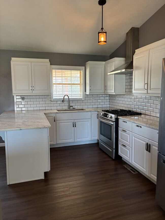 Building Photo - 1105 Lobo Dr