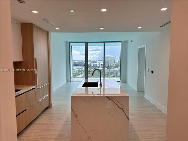 Building Photo - 2411 Laguna Cir