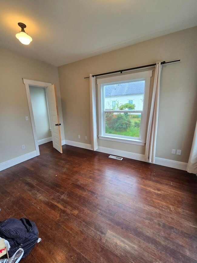 Building Photo - Spacious 5 Bedroom Home in Burlington - Available for Rent