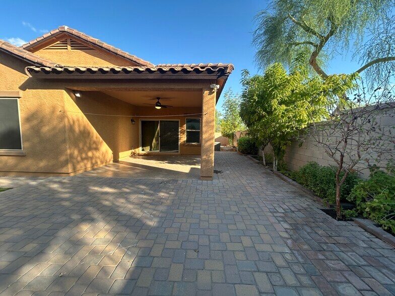 Building Photo - 10765 W Avenida del Rey