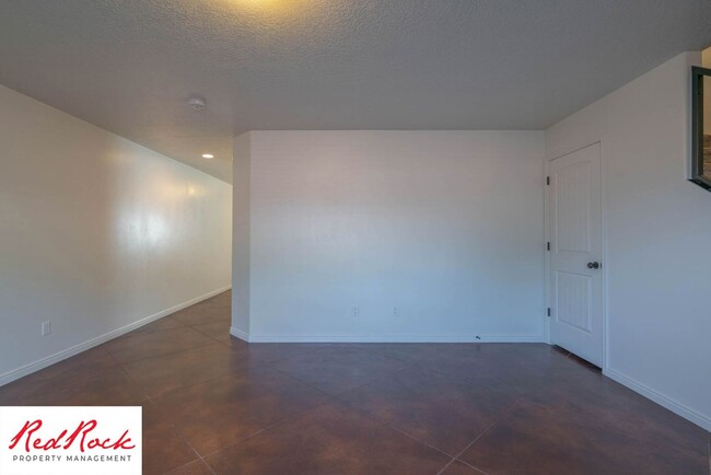 Building Photo - DOG-FRIENDLY 3 Bedroom Townhome with INTER...