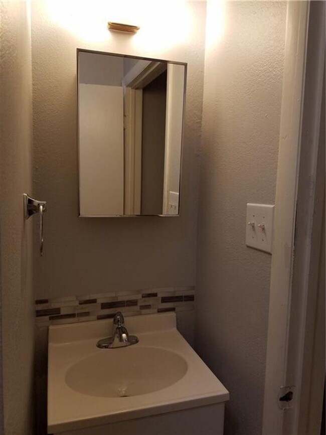 Building Photo - 4 bedroom 2 bath