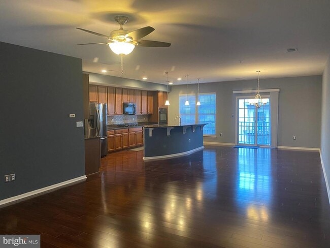Building Photo - 8049 Crescent Park Dr