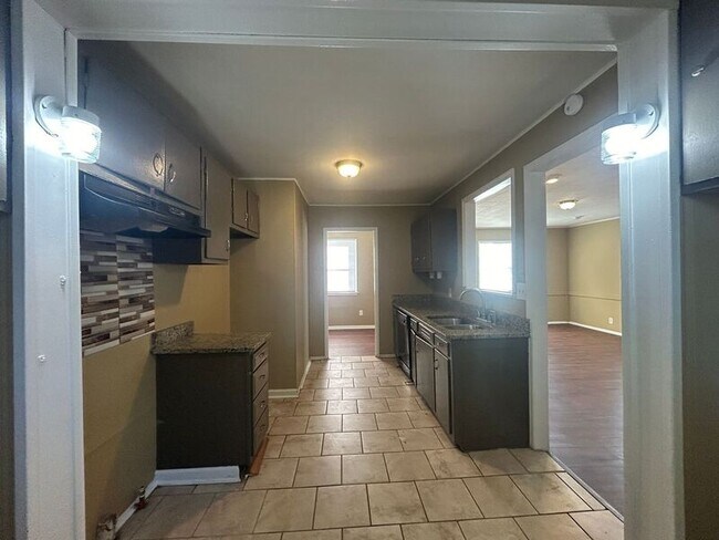 Building Photo - 1136 Broad St