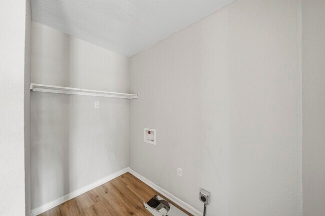 Building Photo - 915 S Shanks St