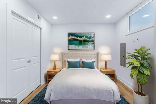 Building Photo - 701 N Henry St