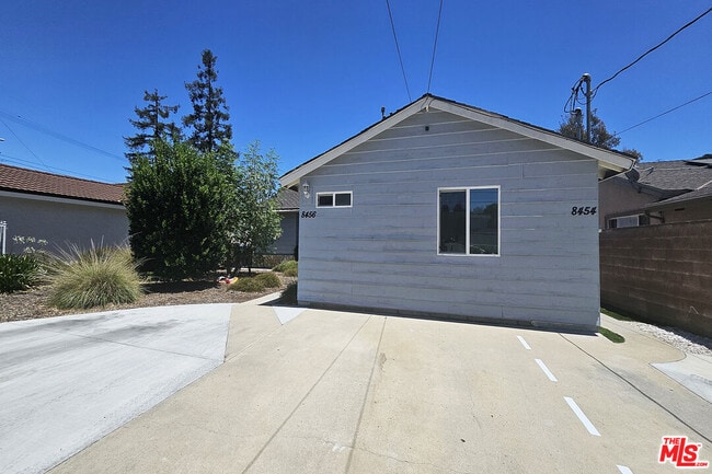 Building Photo - 8454 Zelzah Ave