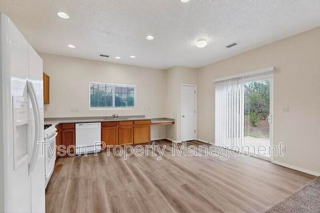 Building Photo - 1032 Clear Creek Ct