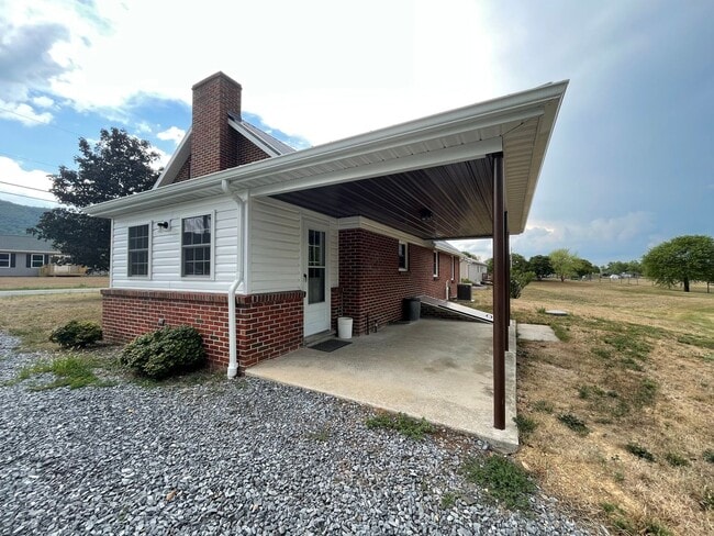 Building Photo - Wonderful Country Home