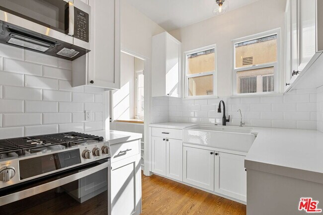 Building Photo - 1142 S Clark Dr