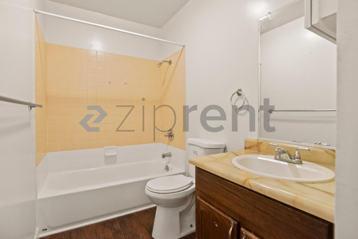 Building Photo - Unit 4