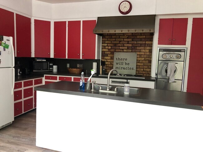 Building Photo - 130 College Ave NE