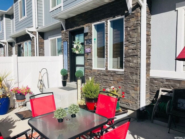 Building Photo - Modern Townhome