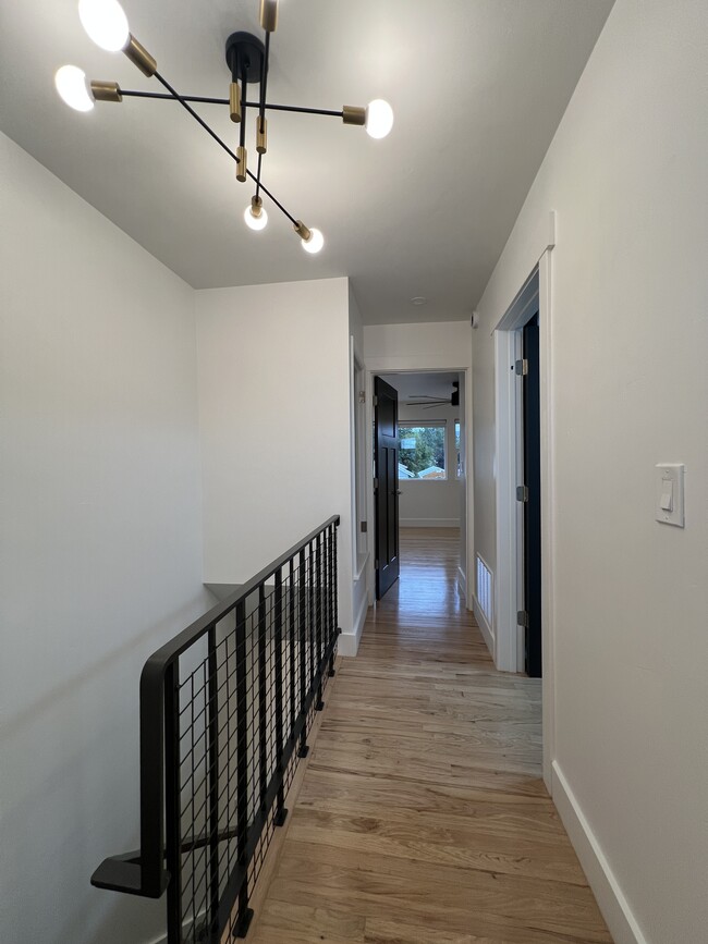 Building Photo - 214 W 7th St