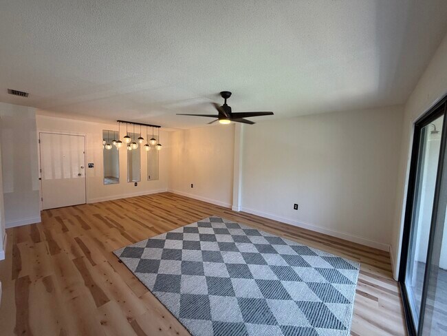 Building Photo - 3800 Saxon Dr
