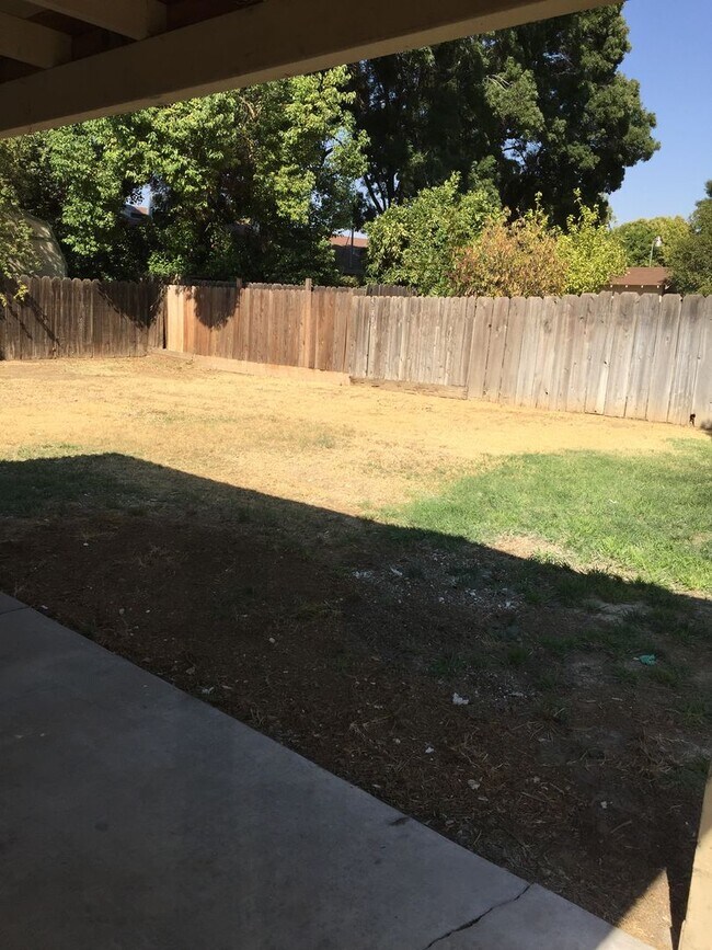 Building Photo - 407/409E. Alexander