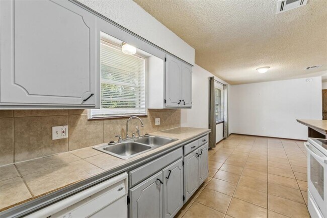 Building Photo - 3401 E Noble Dr