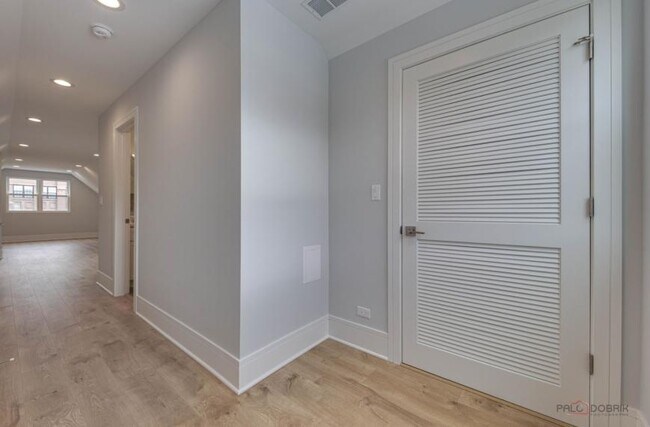 Building Photo - 3 bedroom in Chicago IL 60647