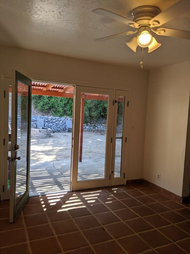 Building Photo - 4 BEDROOM 2 BATH ON CUL-DE-SAC AND LARGE YARD!