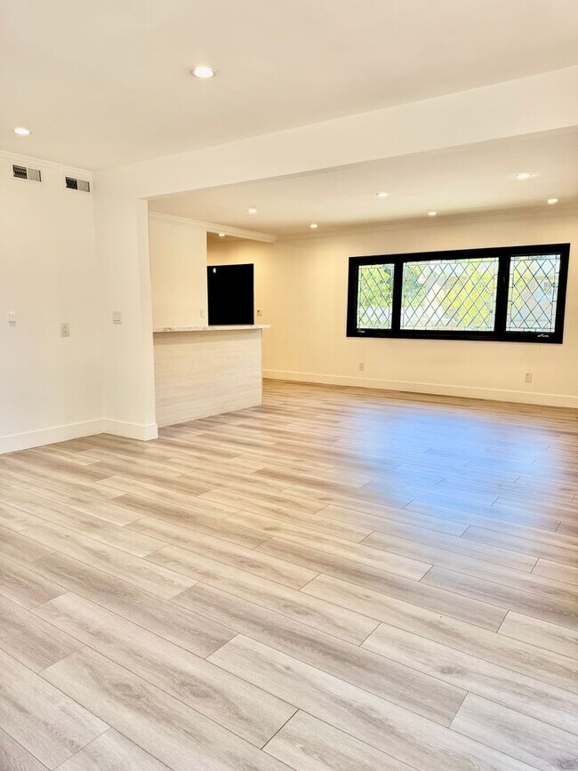 Building Photo - Gorgeous Encino Hills Home