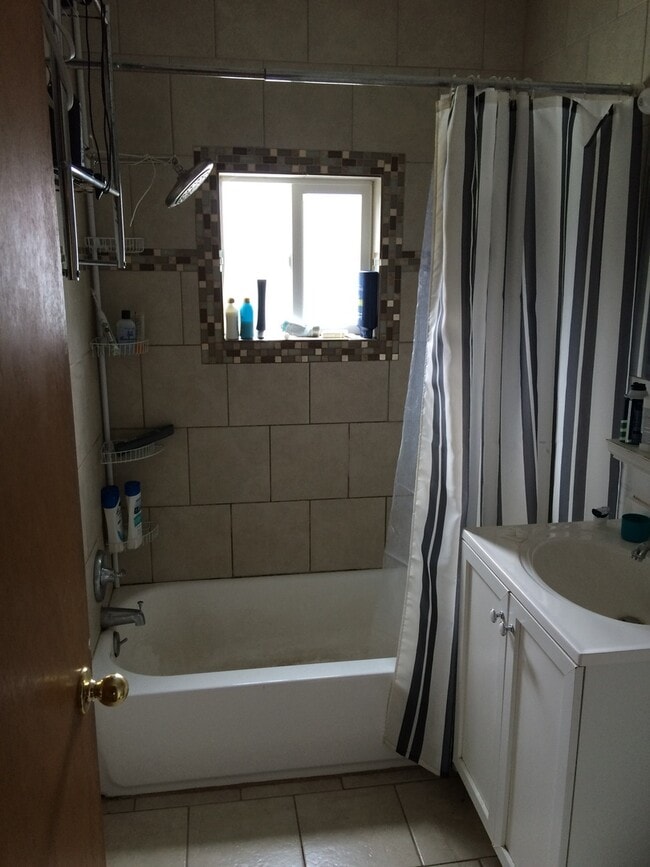 Building Photo - 3 Blocks from CU! Great South Boulder Location Preleasing for August 1st 2026