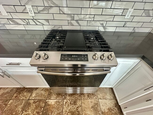 Building Photo - Darling one story home