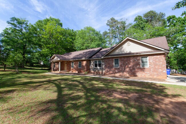 Building Photo - 2049 Powderhouse Rd SE
