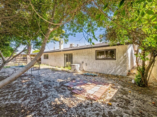 Building Photo - Fully Furnished 3 Bedroom 2 Bath - Single ...