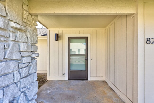 Building Photo - Home Like Living at Apartment Prices