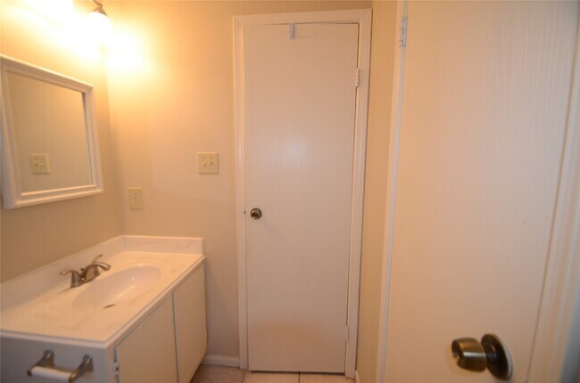 Building Photo - 56 Fallshire Dr