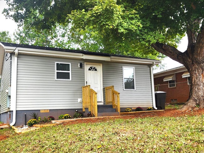 Building Photo - Charming Newly Remodeled 2-Bedroom Home