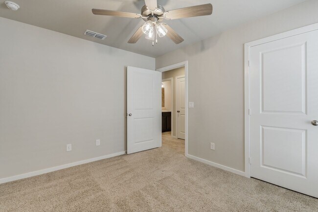 Building Photo - 1/2 off First Months Rent! Wonderful 3/2/2...