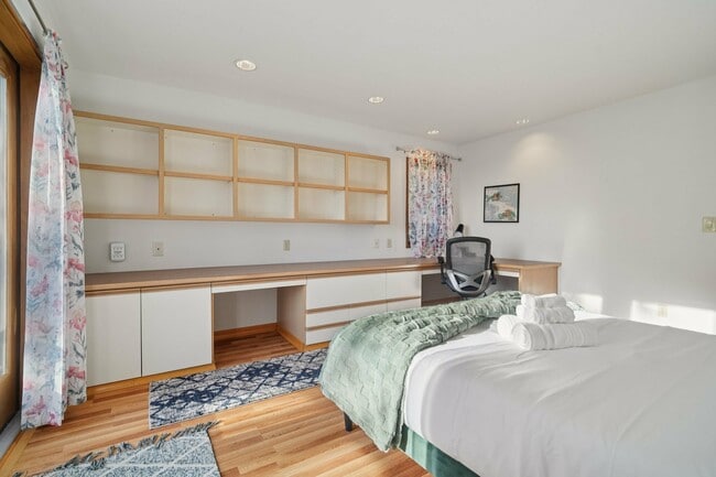 Building Photo - 5408 Sunset Ave