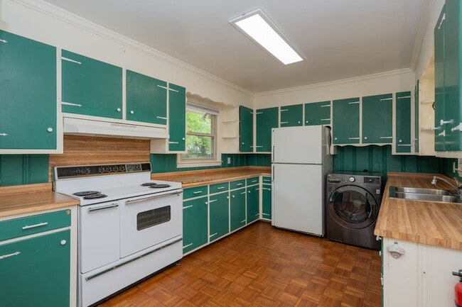 Building Photo - # Charming Greenville Home with Excellent ...