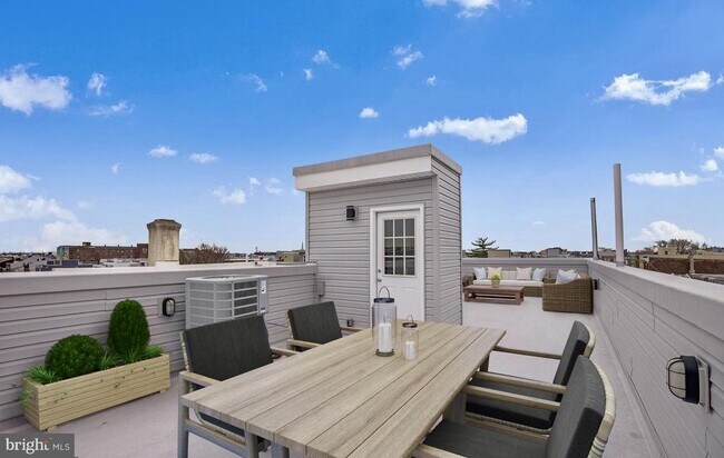 Building Photo - 2216 Emerald St