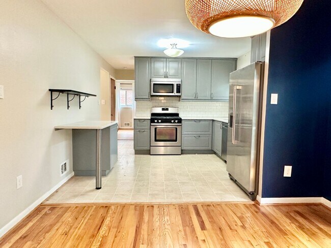 Building Photo - 5 Bedroom 2.5 Bathroom! Parking! Pets Welc...
