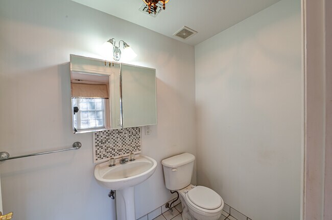 Building Photo - 1113 Savoy Dr