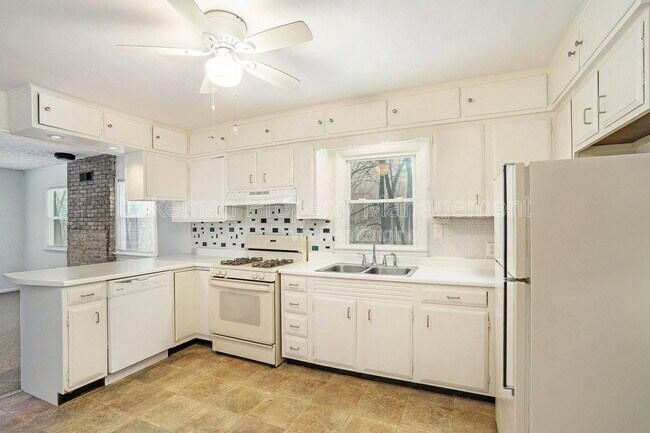 Building Photo - 2021 Academy St