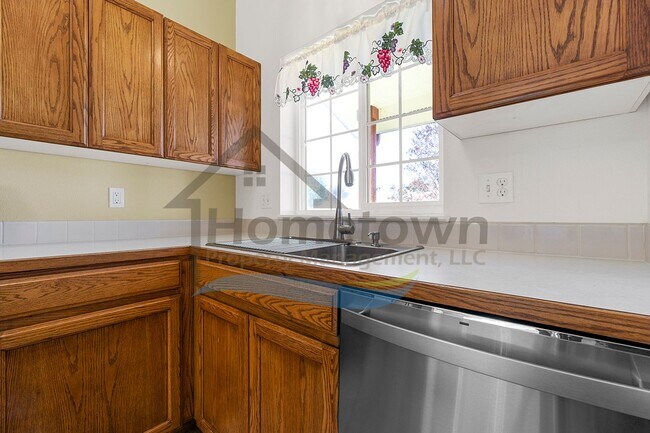 Building Photo - 3 Bedroom 2 Bathroom Home with Attached 2 Car Garage Available in Coeur d'Alene!