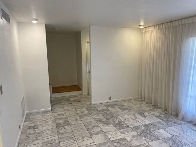 Building Photo - Las Vegas Country Club. Modernized and Upg...