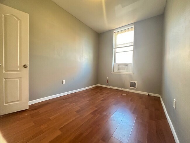 Building Photo - Three Bedroom and One bathroom apartment